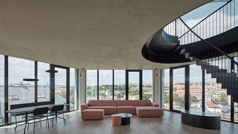 Náhledový obrázek - Dům na domě a město v obýváku. Architekt Petr Janda navrhl v Praze Penthouse s věží a střešní zahradou