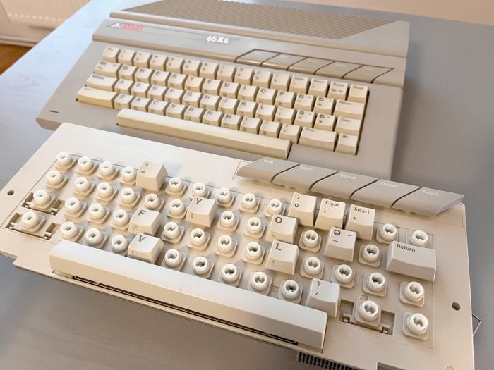 Autor: Michal Tauchman, podle licence: <a href="http://creativecommons.org/licenses/by-sa/4.0/deed.en">CC BY-SA 4.0</a> Skládání klávesnice.