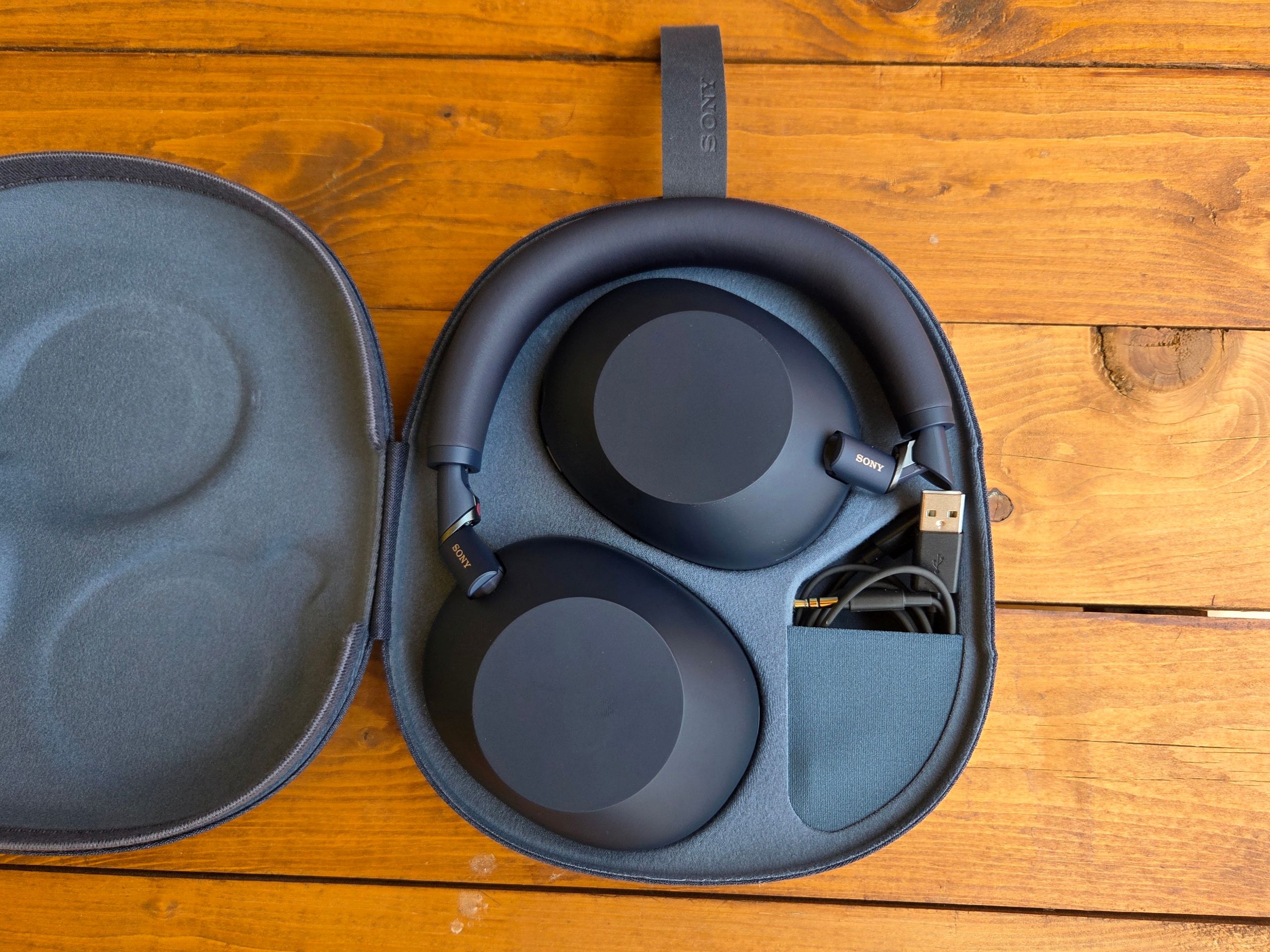 Balení Sony WH-1000XM6