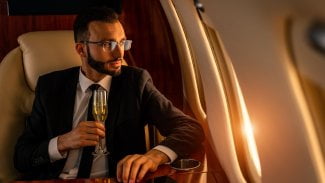 Milionář cestující soukromým letadlem
