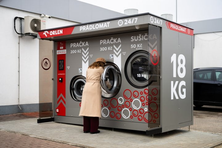 Autor: ORLEN Unipetrol RPA s.r.o. Prádlomat na čerpací stanici ORLEN v Průhonicích, D1 ve směru z Prahy do Brna.