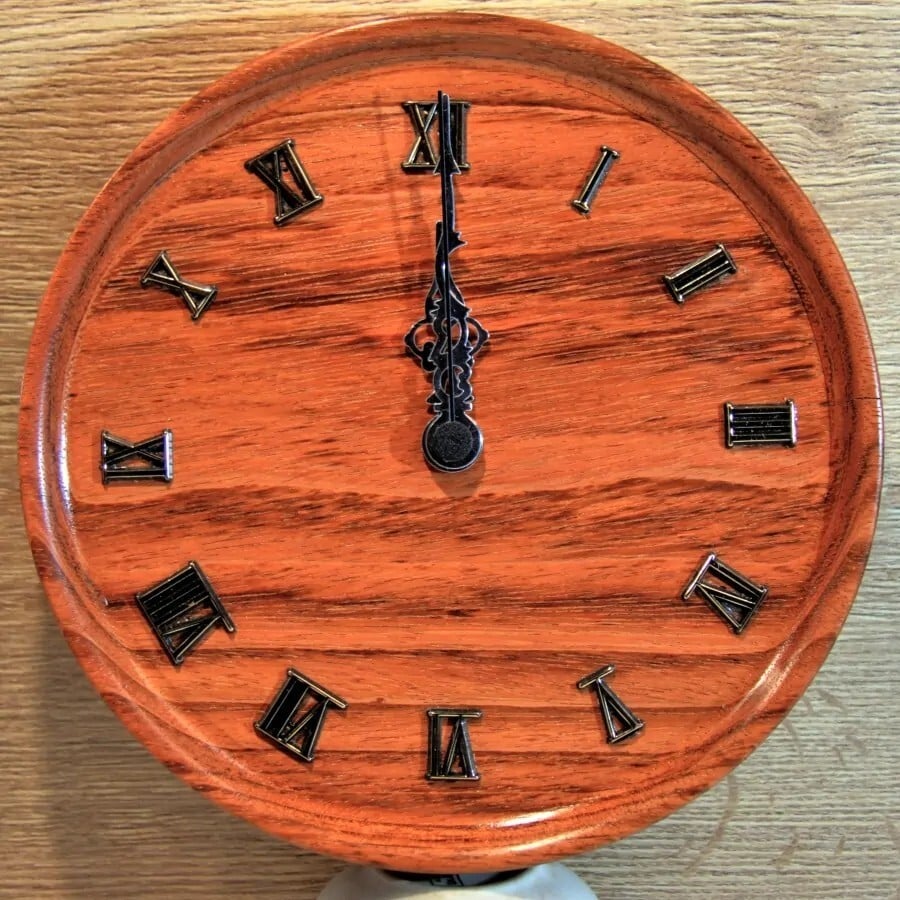 Hodiny z brazilské třešně od Dřevotočím radost