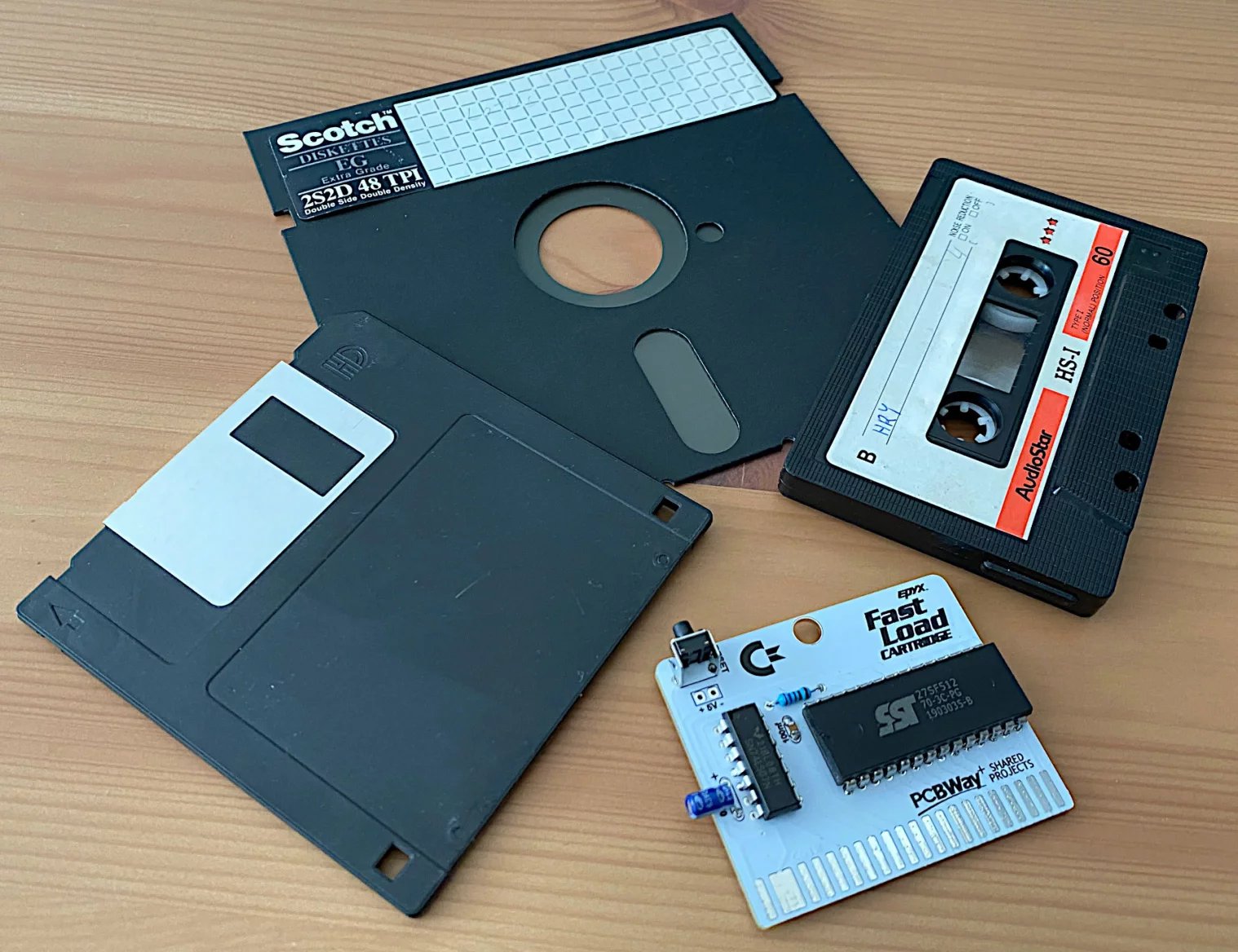 Paměťová média používaná u osmibitových počítačů - disketa 5.25", disketa 3.5", magnetofonová kazeta a paměťová cartridge.