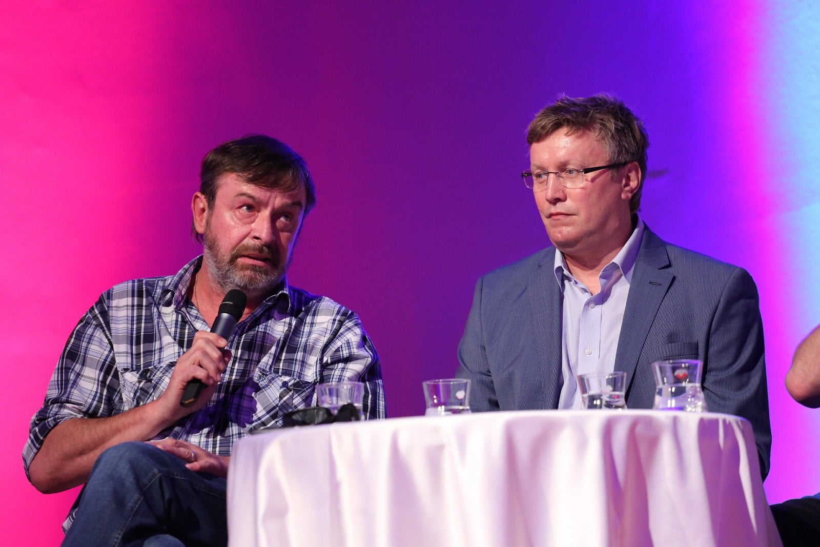 Zleva herec Alexej Pyško, který hraje nadřízeného hlavního hrdiny v seriálu Rapl, a Tomáš Motl, výkonný ředitel kanálu ČT art.