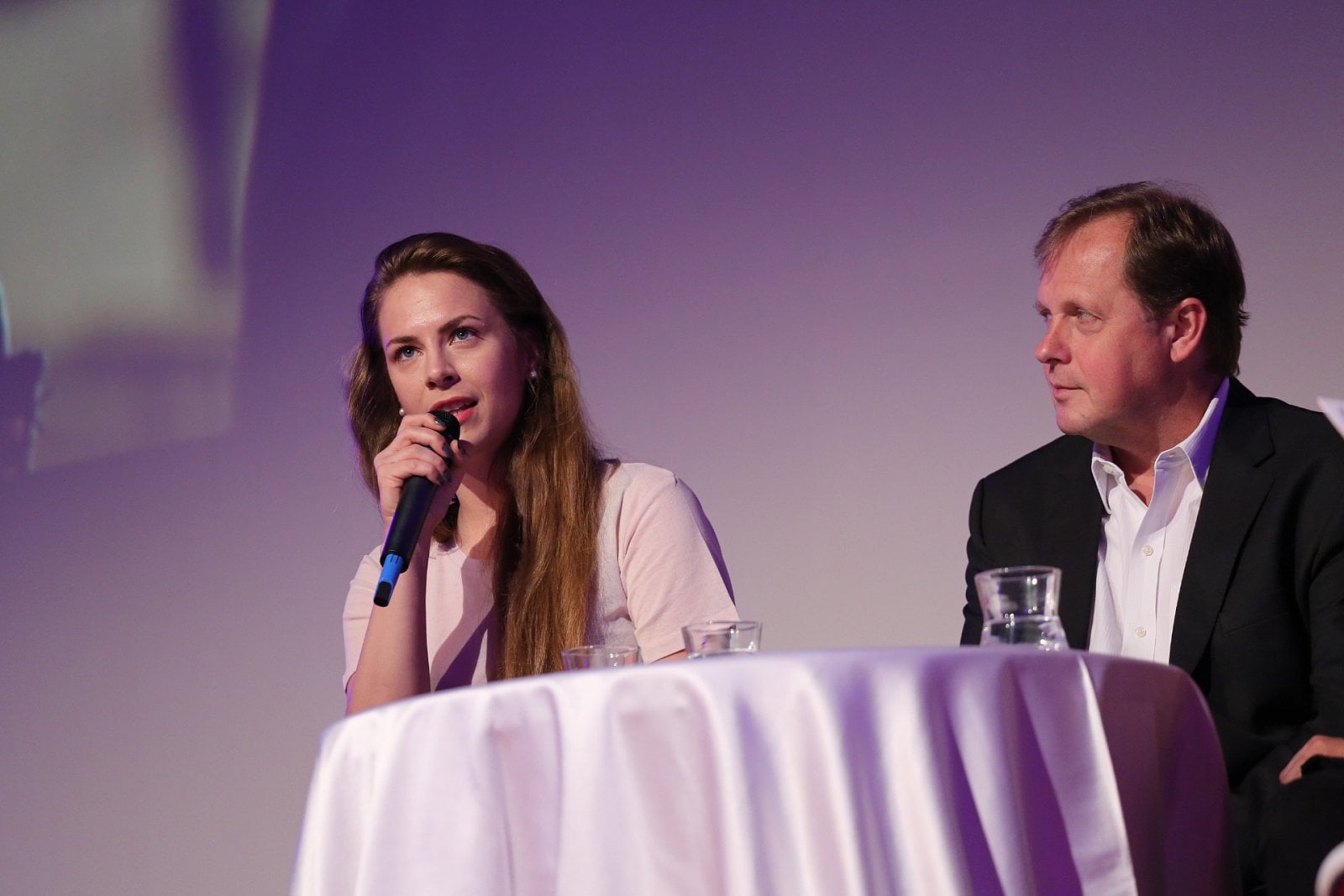 Vystoupení herečky a režisérky Petry Nesvačilové přihlíží generální ředitel ČT Petr Dvořák.