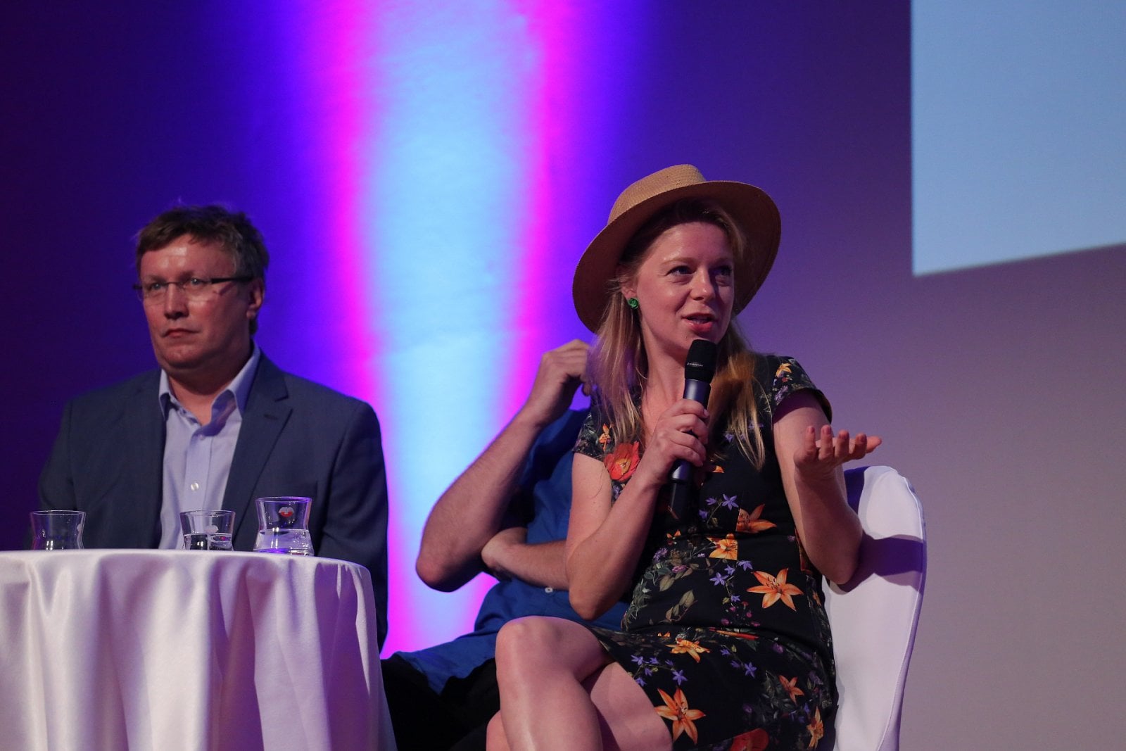 Tomáš Motl a Monika Zoubková, která zakrývá třetího přísedícího Dana Přibáně.