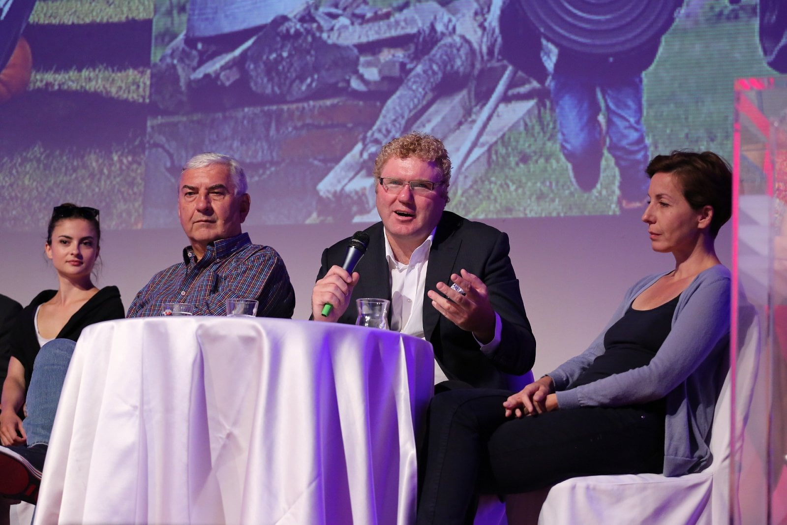 Eva Josefíková, Miroslav Donutil, Milan Fridrich a Barbara Lukešová, jedna z hereček účinkujících ve výpravném seriálu Já, Mattoni.