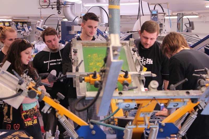 Bastard.cz už 10 let dodává na trh trička s vtipnými potisky.