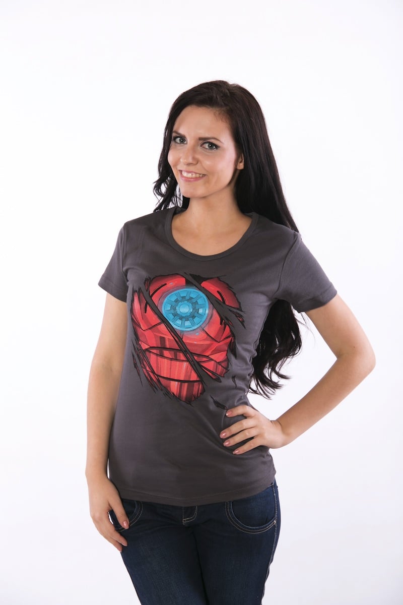 Bastard.cz už 10 let dodává na trh trička s vtipnými potisky.