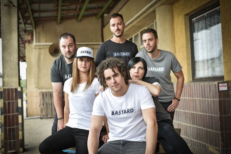 Bastard.cz už 10 let dodává na trh trička s vtipnými potisky.