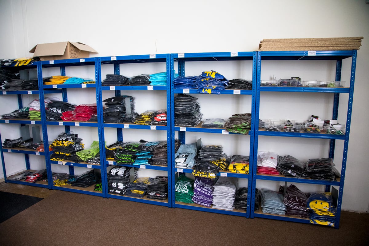 Bastard.cz už 10 let dodává na trh trička s vtipnými potisky.