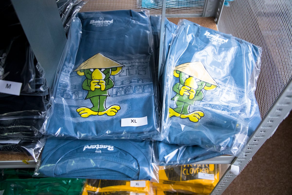 Bastard.cz už 10 let dodává na trh trička s vtipnými potisky.