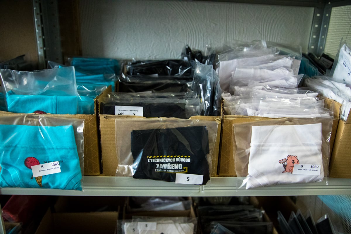 Bastard.cz už 10 let dodává na trh trička s vtipnými potisky.