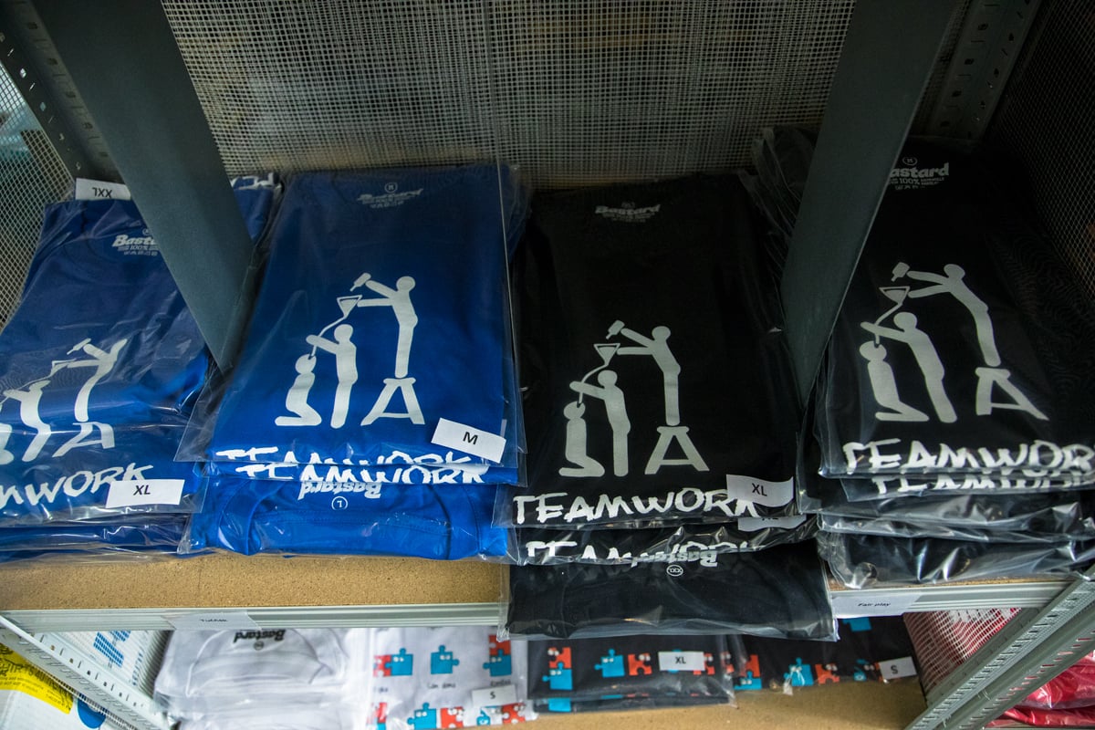 Bastard.cz už 10 let dodává na trh trička s vtipnými potisky.