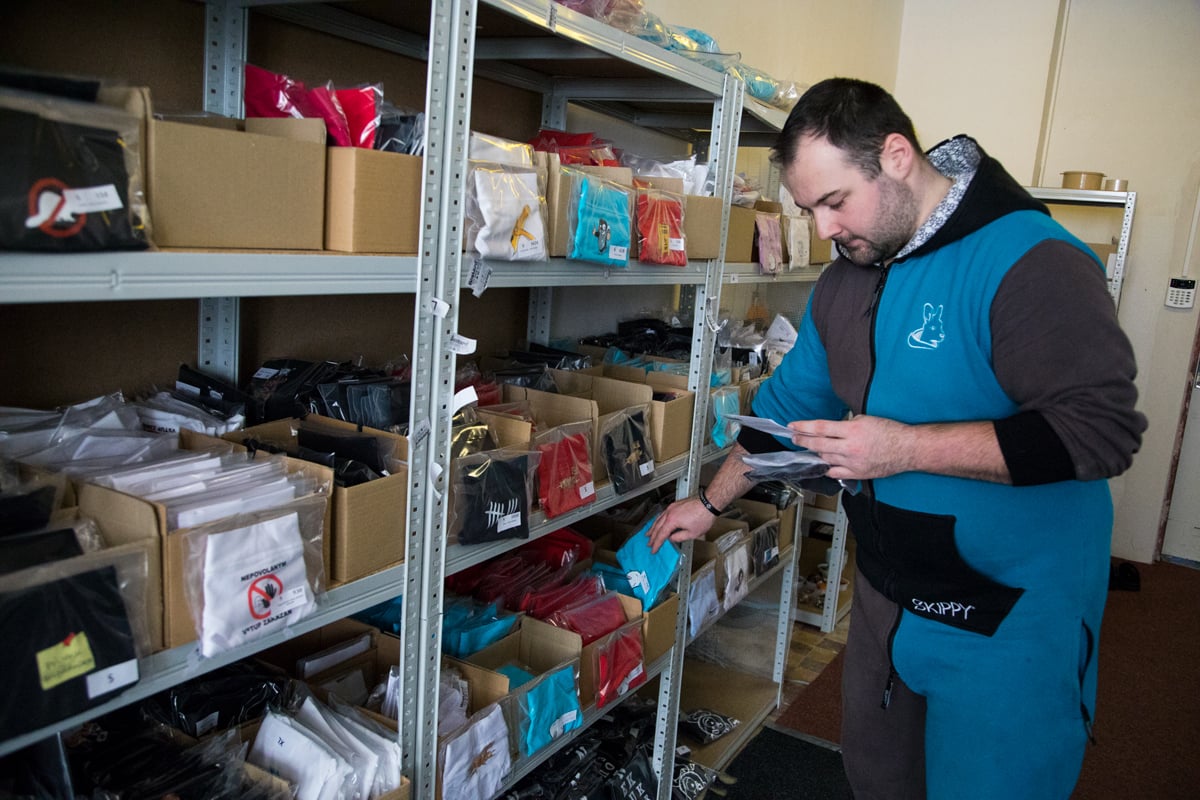 Bastard.cz už 10 let dodává na trh trička s vtipnými potisky.