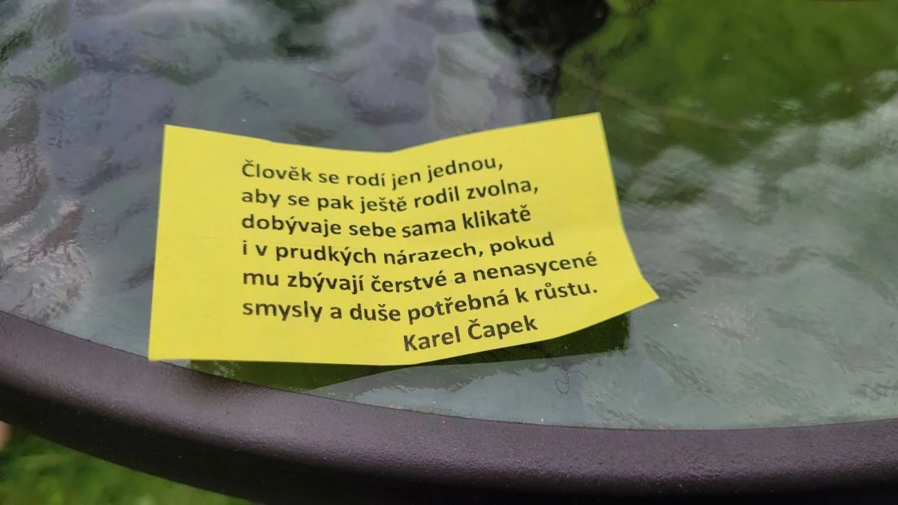 V kavárně na Strži dávají ke kafi Čapkovy citáty