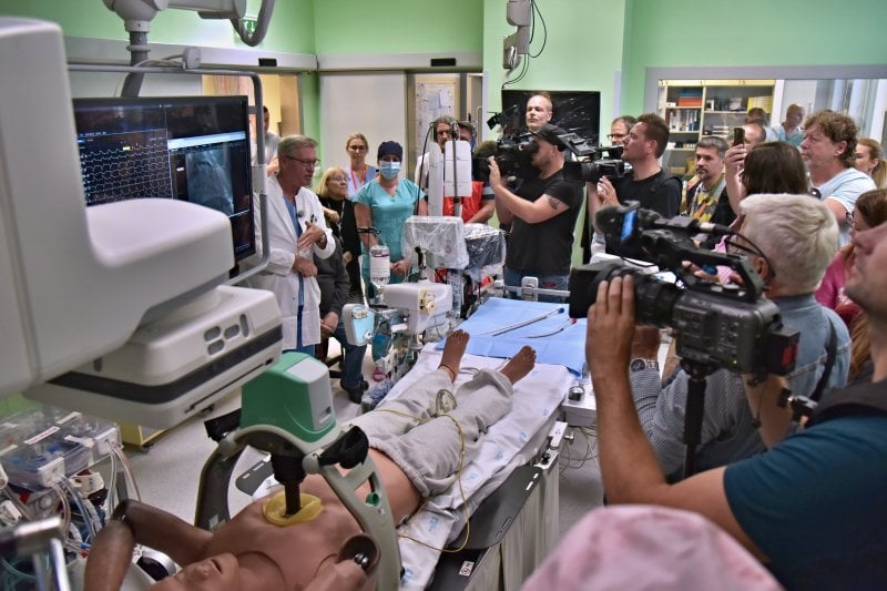 Takhle to vypadá na sále, kde mu zachránili život