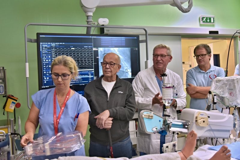 Pan Josef se zdravotníky, kteří mu zachránili život