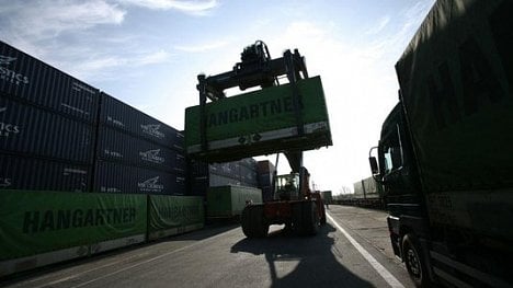 Náhledový obrázek - Loňský export bude rekordní, vývozci varují před černými labutěmi