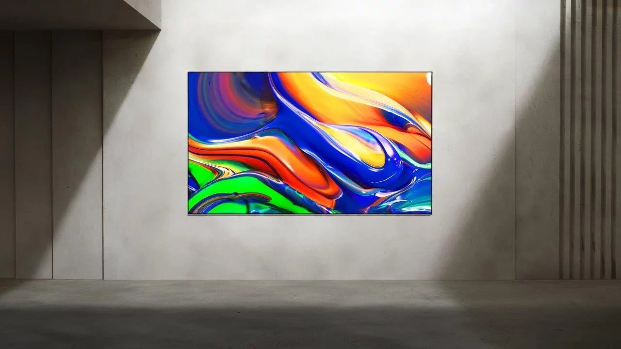 První televizor s RGB MICRO LED technologií využívající samostatné červené, modré a zelené mikrodiody pro podsvícení. Liší se tím od standardních LED televizorů s bílým či modrým podsvícením. Nabízí plnobarevné lokální stmívání a o 20 % nižší spotřebu energie oproti standardním LED TV. V průběhu roku bude dostupný v úhlopříčkách 75", 85" a 98" (8K).