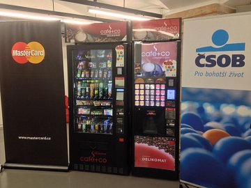Vendingový automat společnosti Delikomat s akceptací bezkontaktních karet