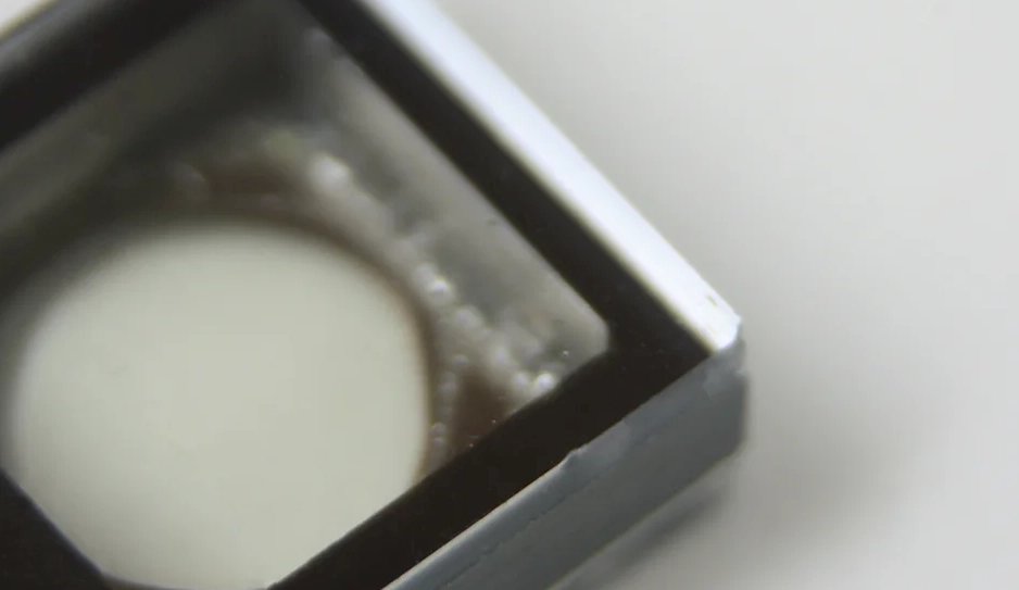 Detail vakuové minikomůrky, kde jsou pak pomocí laseru uvězněné neutrální atomy