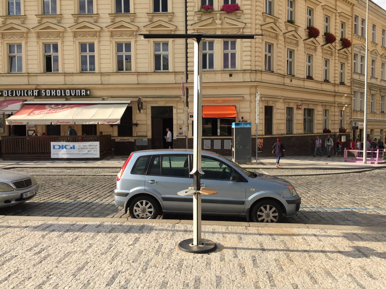 Nabíjecí stanice NRG Street Charge na Praze 6