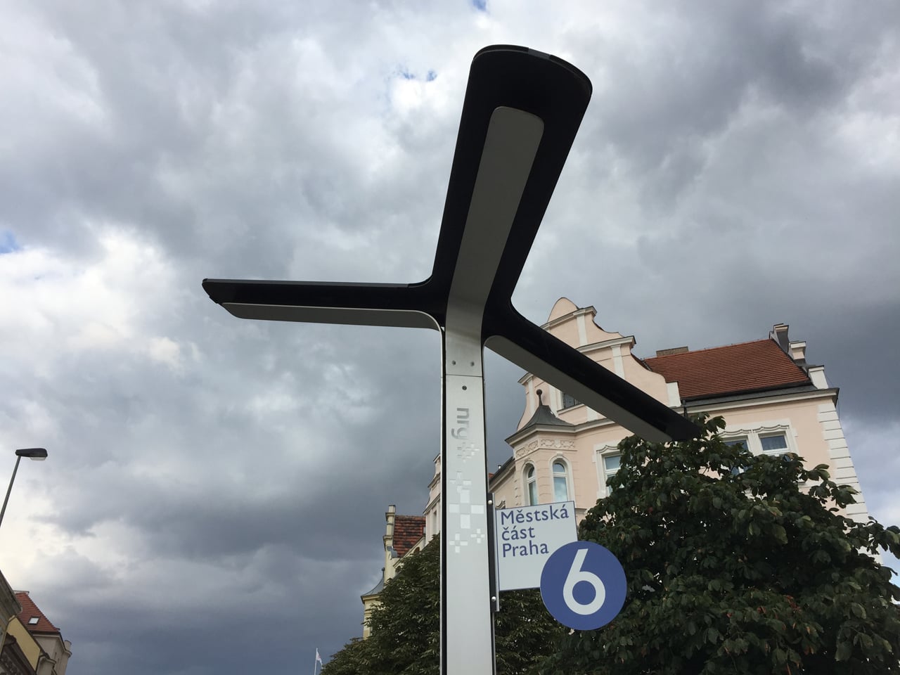 Nabíjecí stanice NRG Street Charge na Praze 6