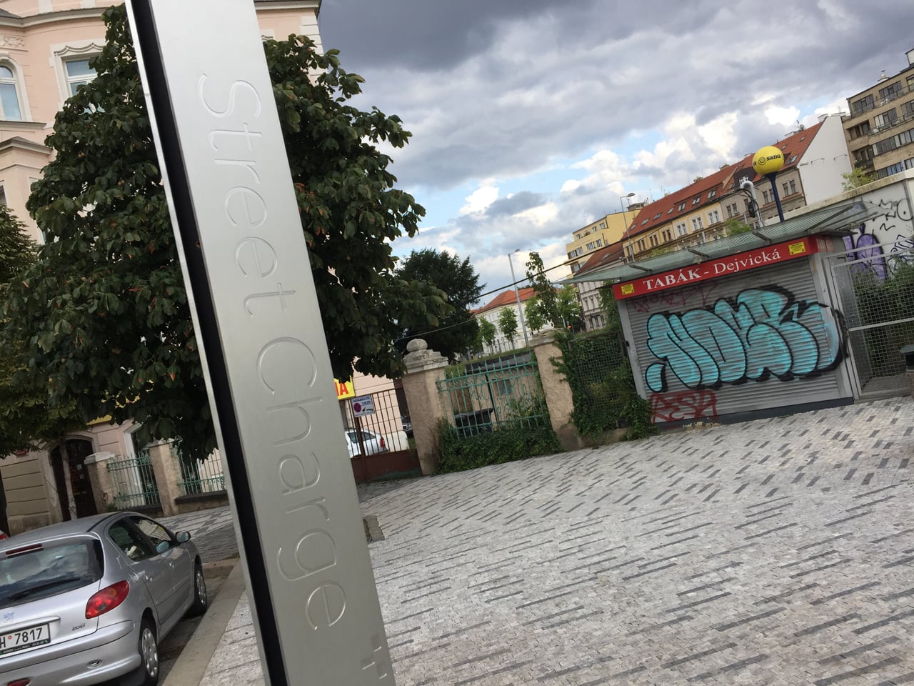 Nabíjecí stanice NRG Street Charge na Praze 6