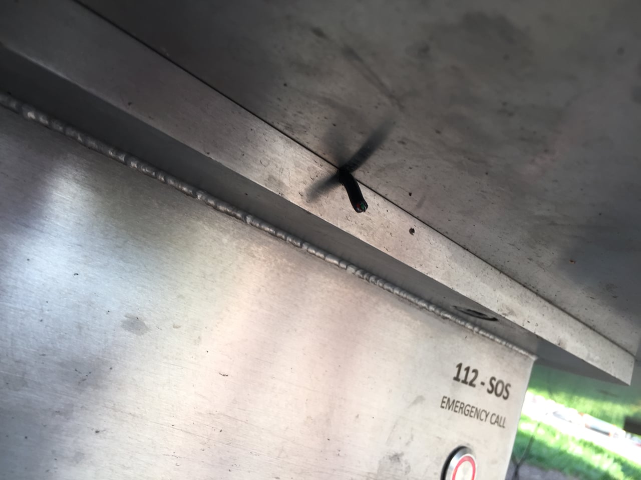 Utržený kabel je také u chytré lavičky na Náměstí Míru
