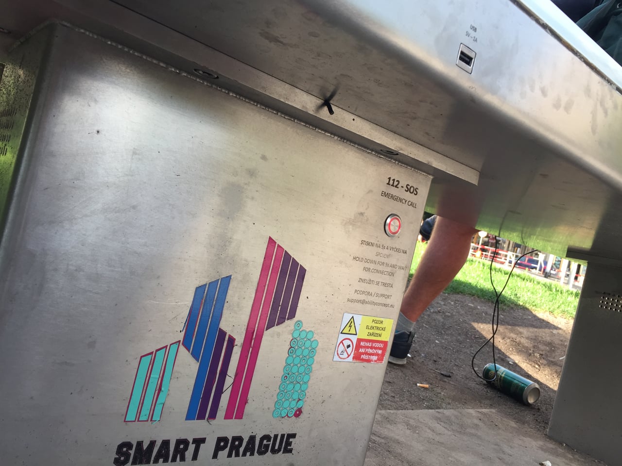 Utržený kabel je také u chytré lavičky na Náměstí Míru