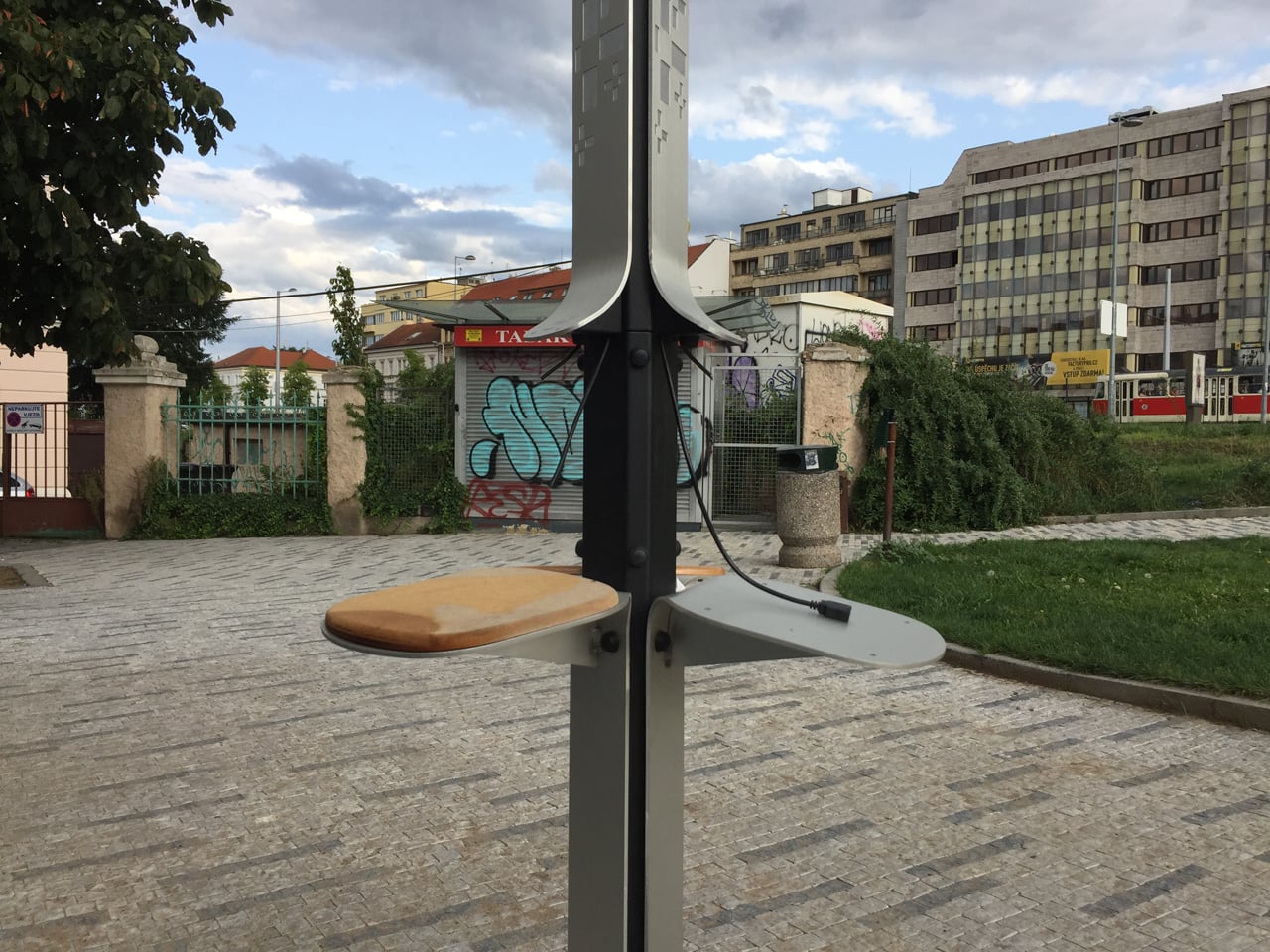 Nabíjecí stanice NRG Street Charge na Praze 6