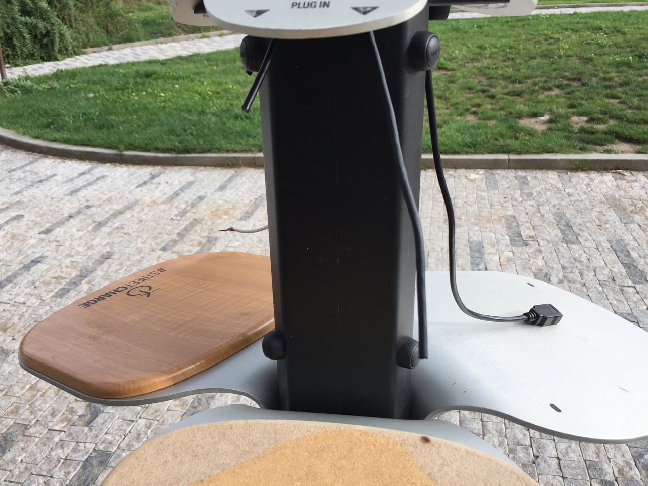 Nabíjecí stanice NRG Street Charge na Praze 6