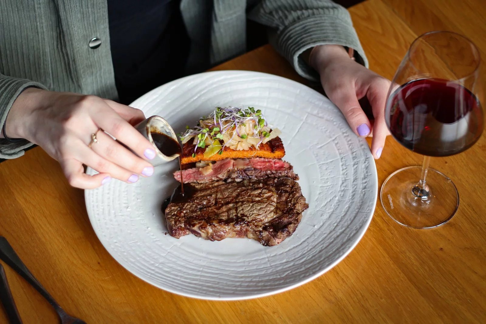 Rib Eye, batátový Hash Brown, kimchi, demi-glace - jednou ze dvou hlavních jídel  restauraci Dock House