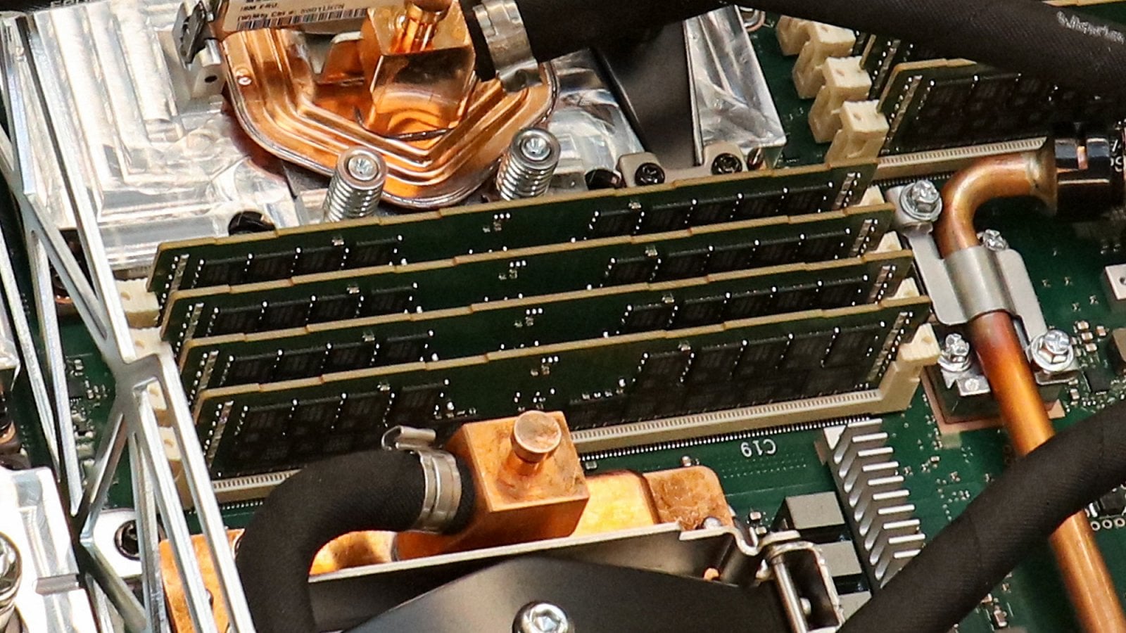 Summit má celkovou kapacitou paměti úctyhodných 10 petabytů. Propojení s procesory zajišťuje sběrnice NVLink schopná přenášet data rychlostí 300 GB/s.