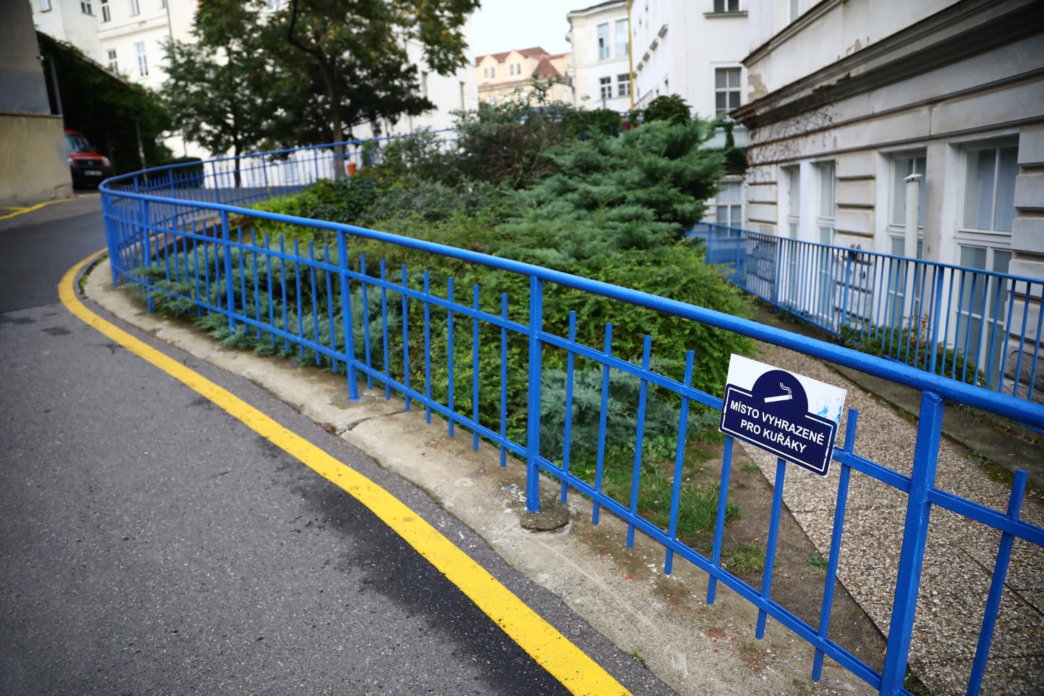 Výjimky jsou tvořeny vyhrazenými kuřáckými koutky. „Naší jednoznačnou snahou je v budoucnosti mít kompletně nekuřáckou nemocnici, bez těchto koutků,“ říká Filip Brož, mluvčí VFN
