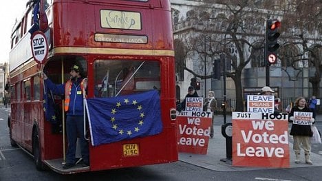 Náhledový obrázek - Při tvrdém brexitu by Británie zrušila volný pohyb občanů EU
