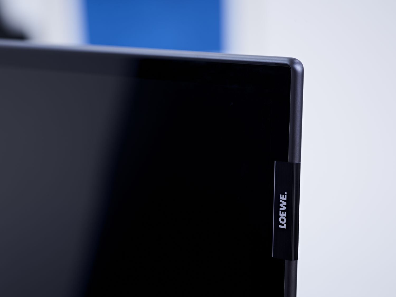 Nápis Loewe je pochopitelně kovový. Při sledování obrazovky ho ani nevnímáte.