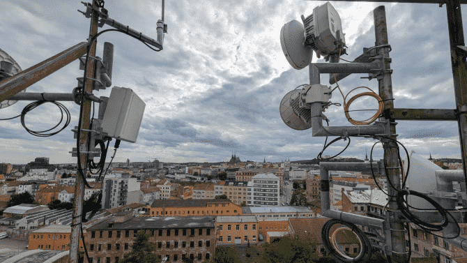 https://i.iinfo.cz/images/Mobilní 5G vysílač CETIN a O2 v Brně