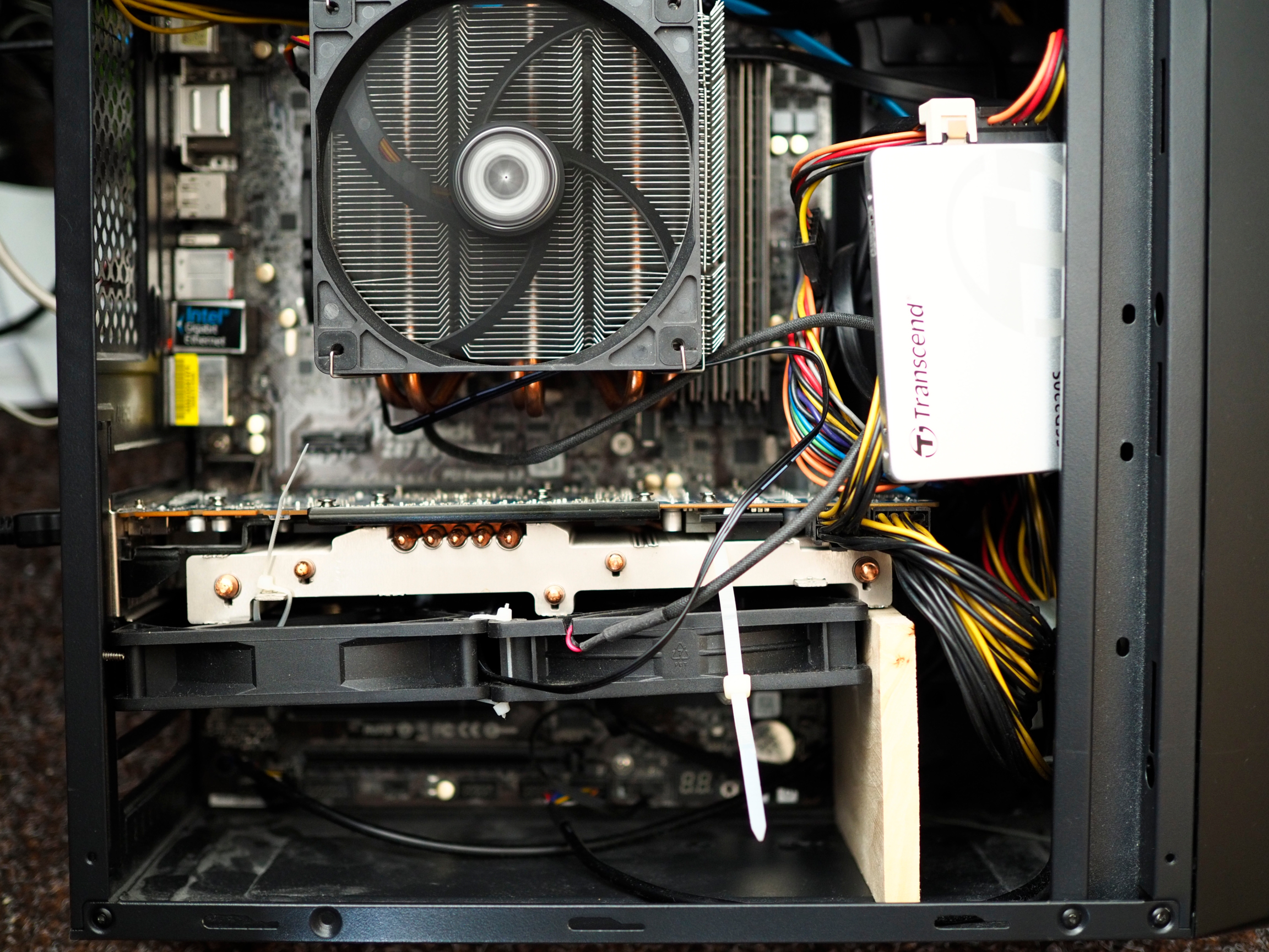 Radeon HD 7970 se 120mm ventilátory a prkénkem v PS s Haswellem