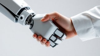 Robot a člověk ruku v ruce