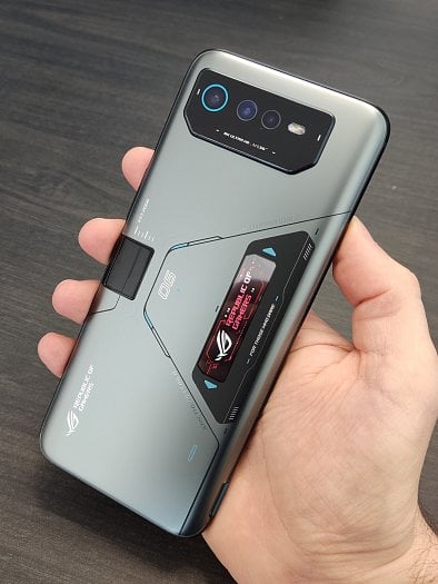 Záda ROG Phone 6D Ultimate s 2" OLED displejem (zdroj: Cnews)