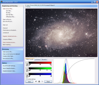 DeepSkyStacker spojí více fotografií noční oblohy do jedné