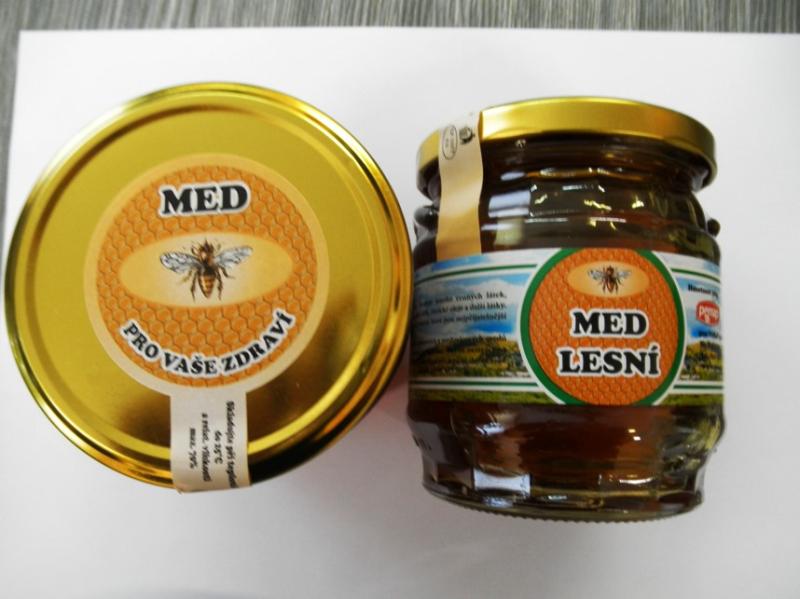 Med lesní - Ve výrobku byl zjištěn nepovolený přídavek barviva amoniak - sulfitový karamel. Do medu nesmí být přidány žádné jiné látky. Výrobce: 	Medokomerc, Čestín