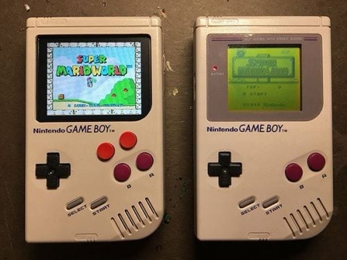 Game Boy je i po letech stále velmi populárním zařízením pro hraní her. Warner Skoch použil RPi Zero a staré šasi a vyrobil novou konzoli. S barevným displejem, dvěma přidanými tlačítky, dobíjecí baterií a možností emulovat i hry na PlayStation. (<a href="https://www.raspberrypi.org/blog/game-boy-zero/">Více informací</a>)