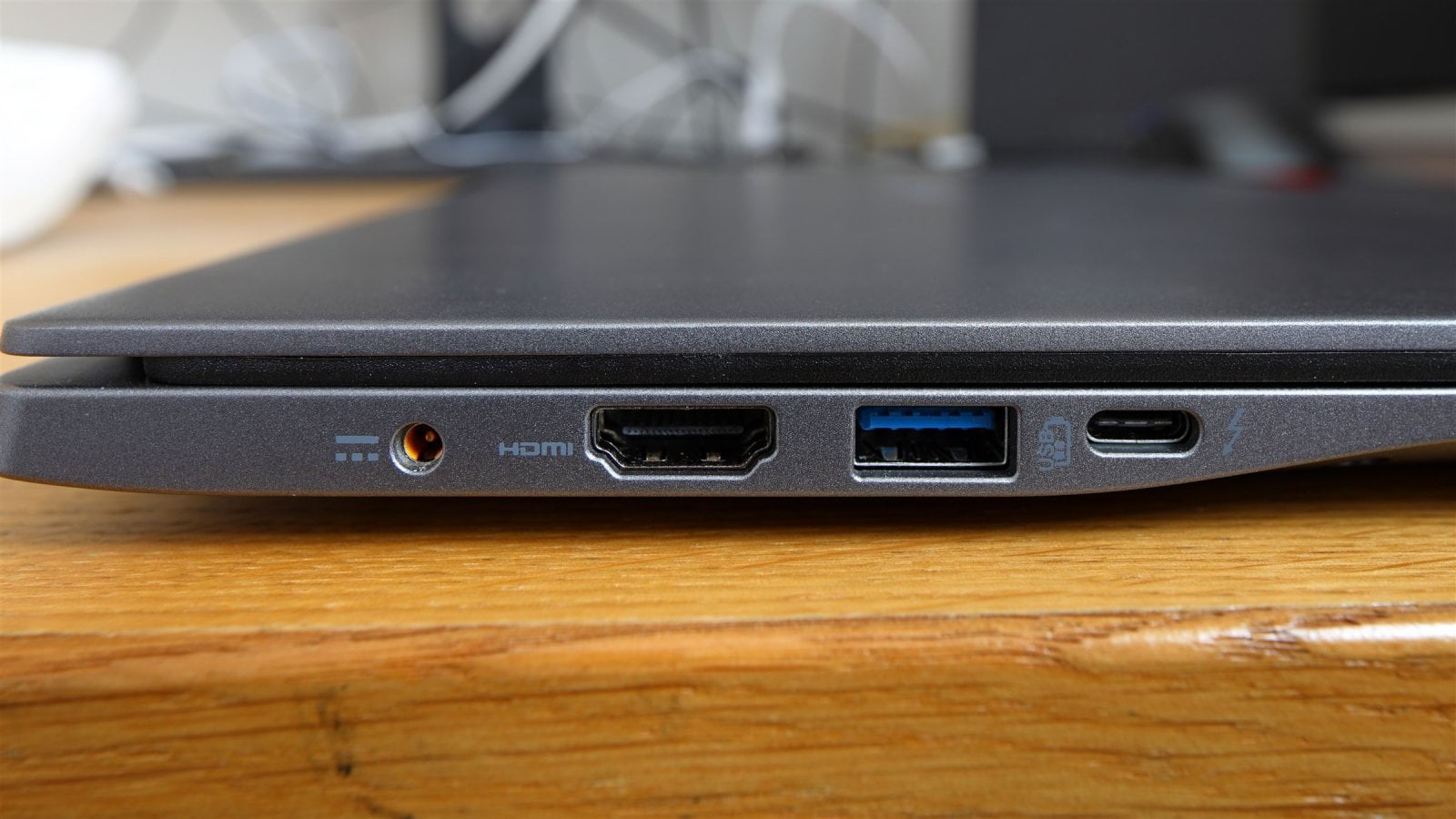 Detail boku notebooku Acer Swift 3 s napájecím konektorem, HDMI, USB-A a USB-C.