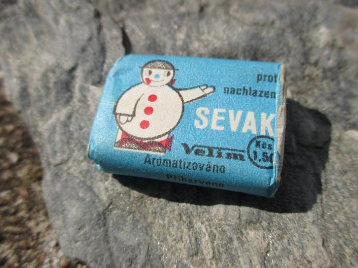 Autor: <a href="https://aukro.cz/retro-original-nerozbalena-zvykacka-sevak-6946028202">Aukro.cz</a> Více než tři desetiletí se ve druhé polovině minulého století objevovaly na pultech našich obchodů žvýkačky v charakteristickém obalu se sněhulákem. Šlo o zdravotní žvýkačku Sevak s obsahem imunologického preparátu.