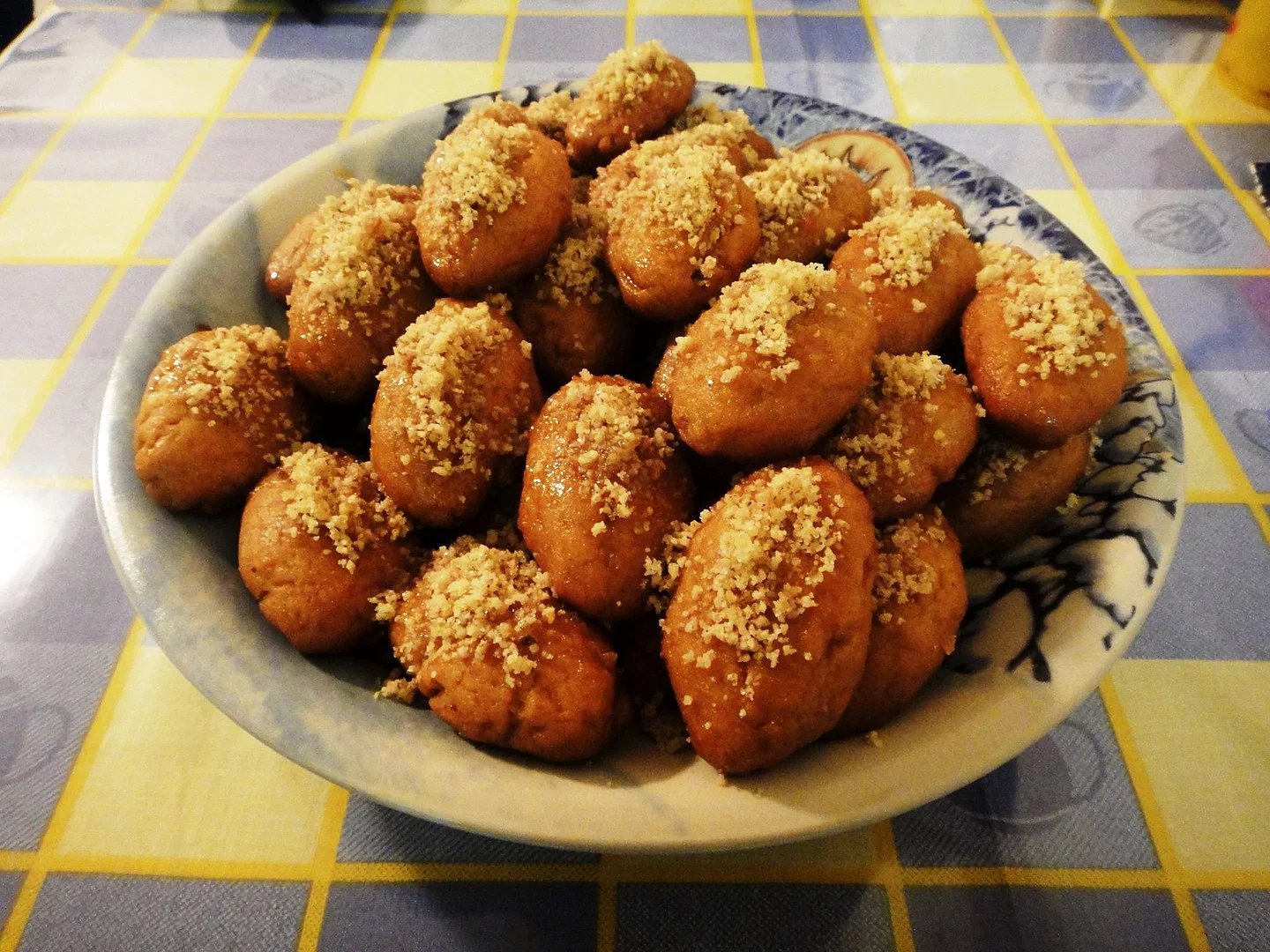 Melomakarona je řecký vánoční dezert. V překladu melomakarona znamená těsto namáčené v medu.