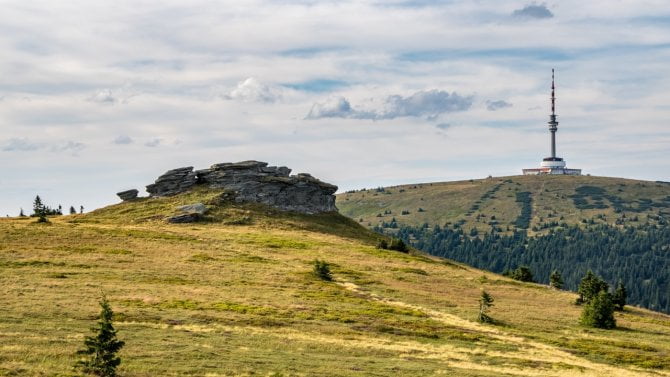 Petrovy kameny a v pozadí vysílač na Pradědu v Jeseníkách
