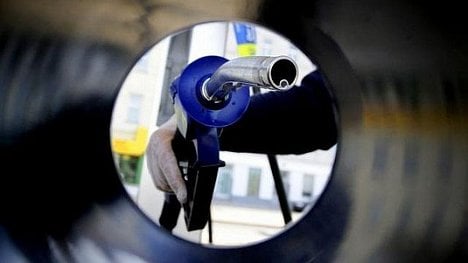 Náhledový obrázek - Drahá paliva. Ceny benzinu i nafty vystoupaly nejvýše za 3,5 roku